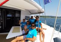 equipaggio waving cockpit trimarano yacht